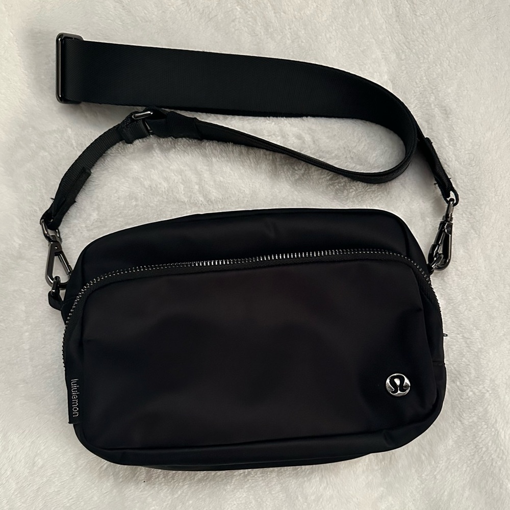 Lululemom Everywhere Crossbody 3L Large
Metal Hardware